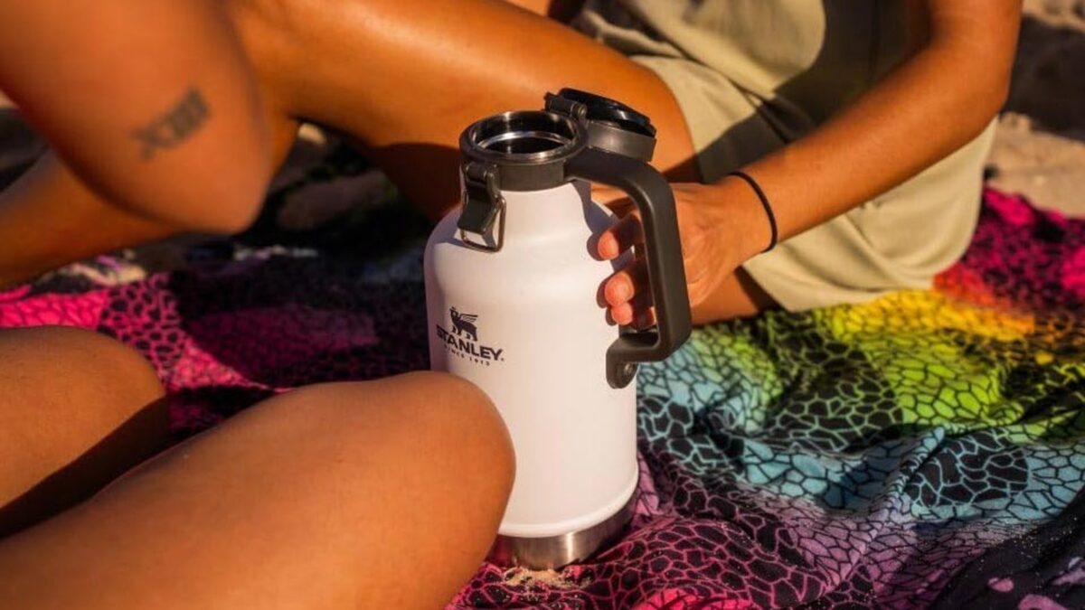Amazon renova lista de garrafas e copos Stanley em oferta com até 30% OFF