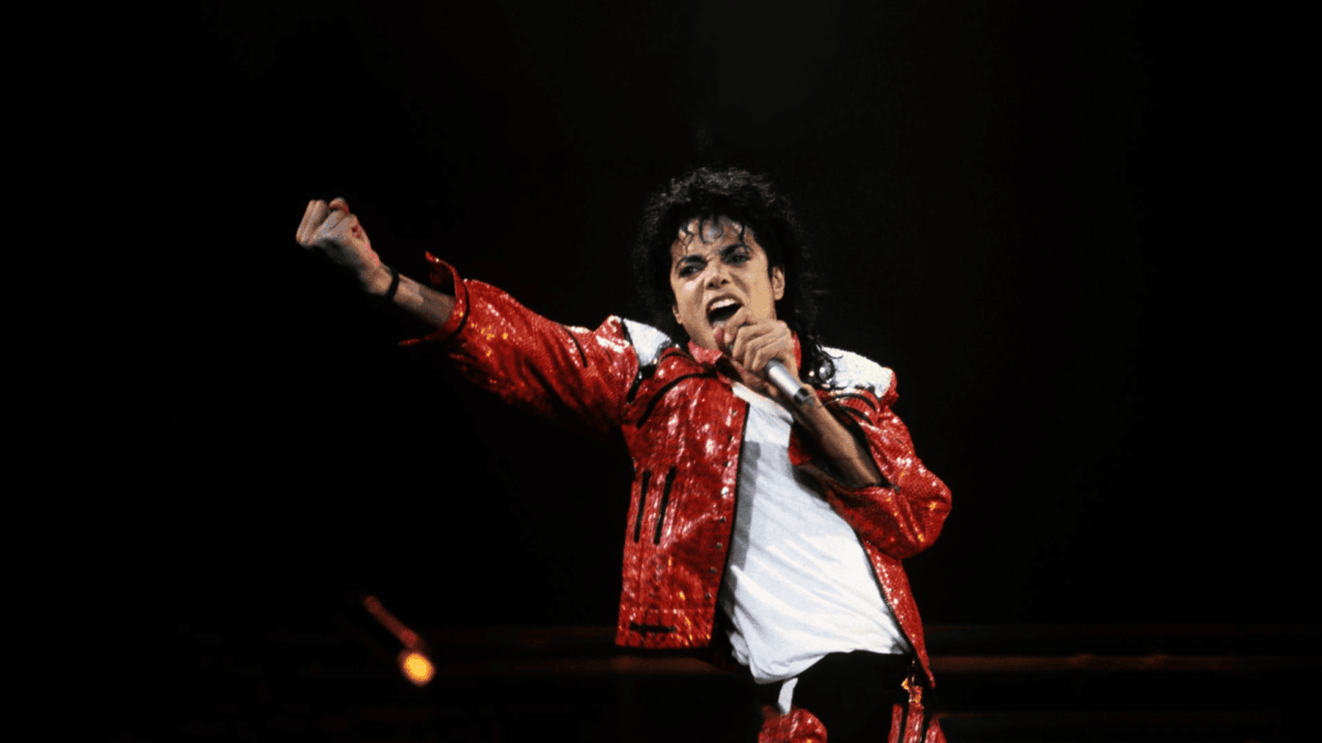 Cinebiografia de Michael Jackson estreia em abril. Relembre a polêmica carreira do Rei do Pop