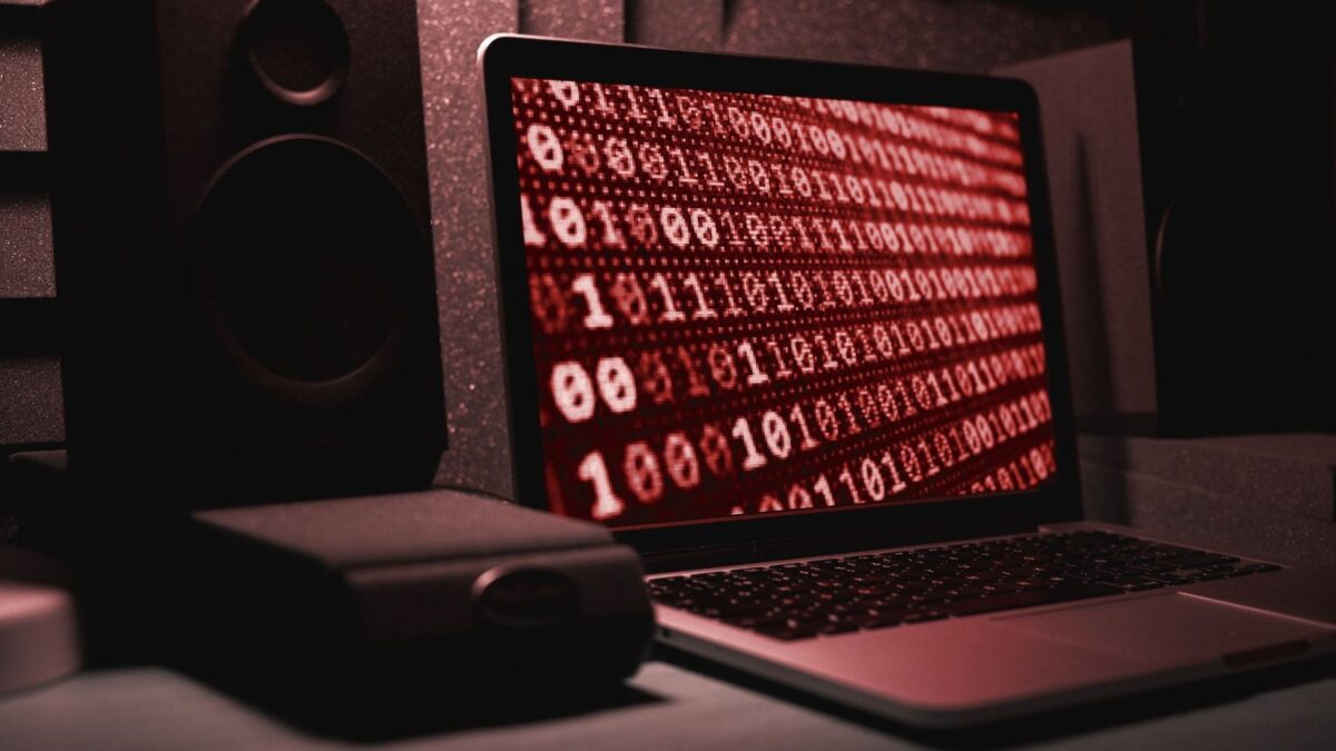 Criminosos alegam ter hackeado AstraZeneca, produtora da vacina contra covid-19