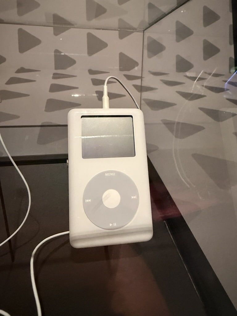 Do museu ao bolso: o curioso retorno de tecnologias que nunca deveriam ter ido embora