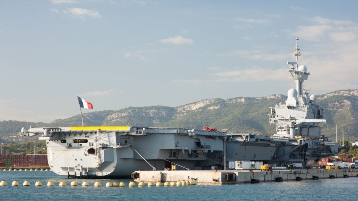 Marinheiro francês revela posição de porta-avião nuclear ao usar app de corrida