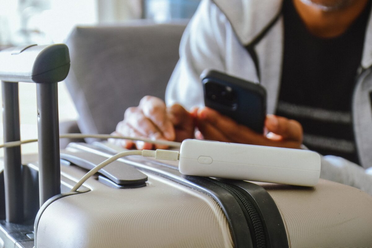 ONU restringe power banks e proíbe recarga a bordo em aviões