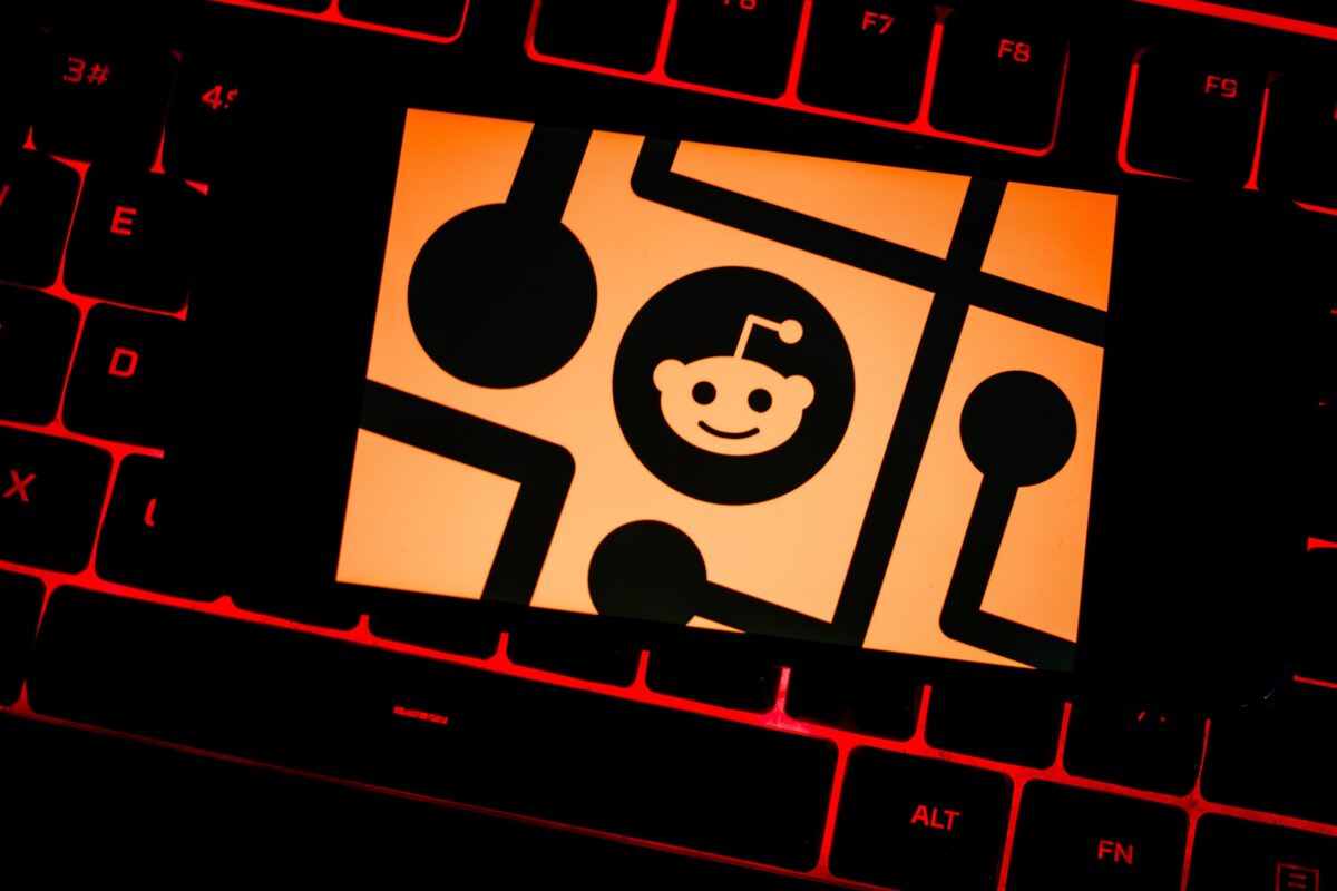 Reddit declara guerra aos bots com novas exigências de verificação humana