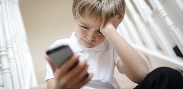Sem alarde, Brasil cria central de denúncia online e veta influencer mirim
