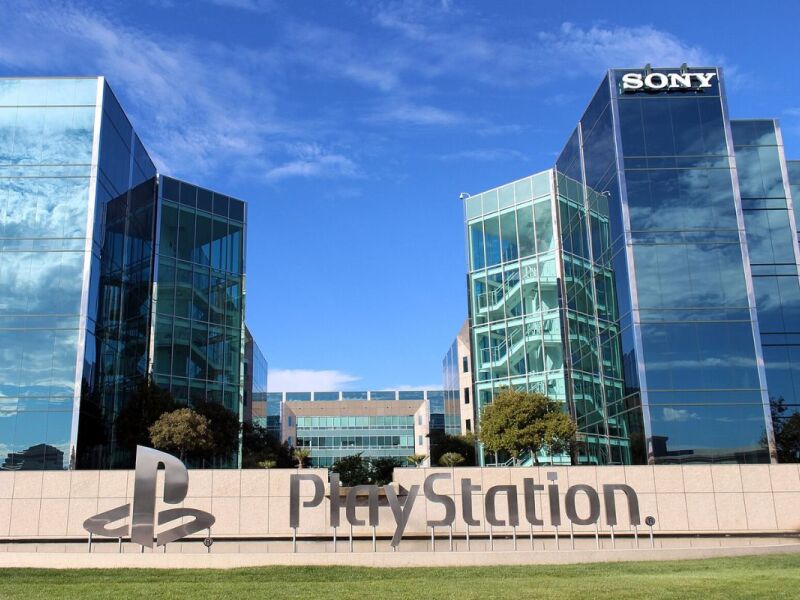 Sony vai à justiça britânica por suposto abuso nos preços do PlayStation