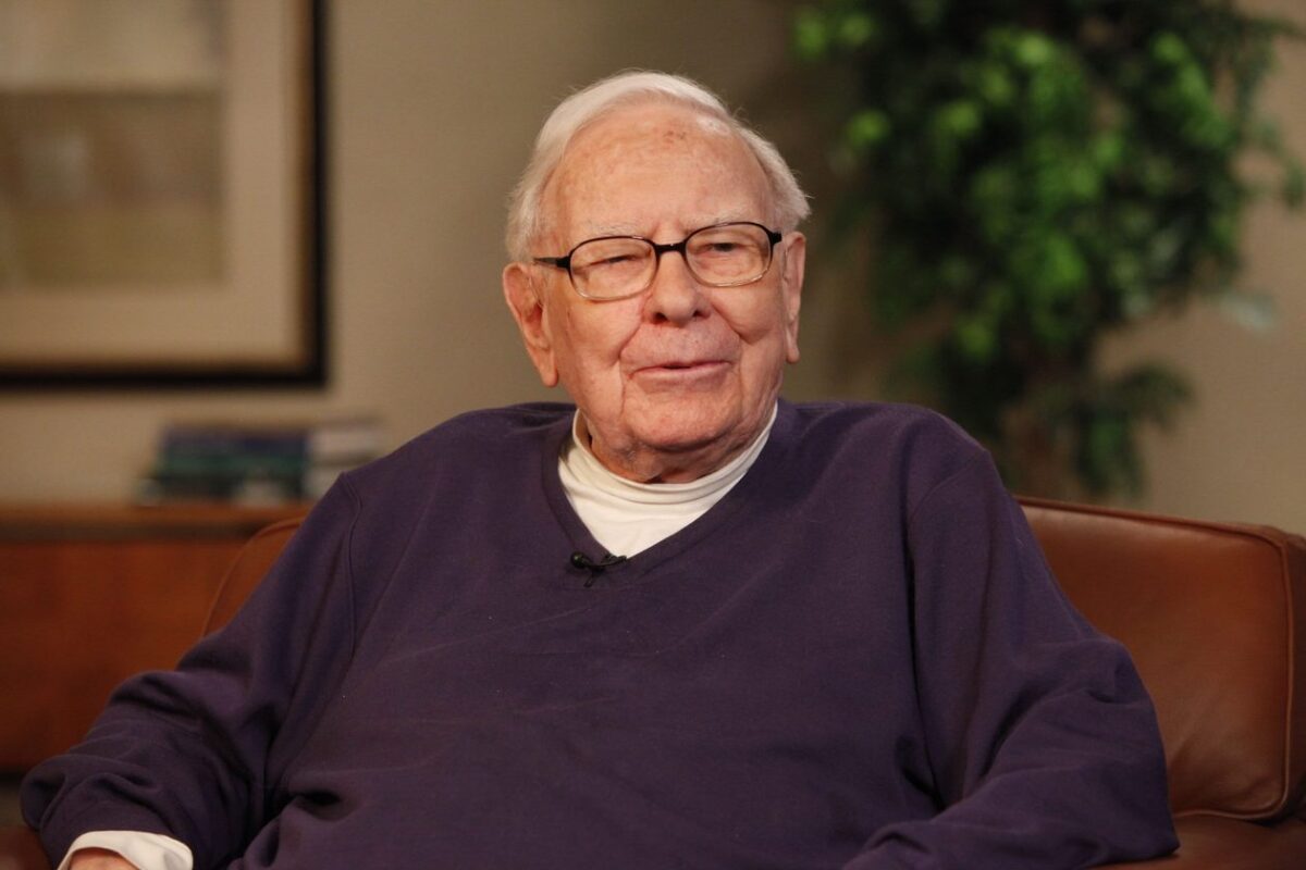 Warren Buffett revela motivo por trás da venda de ações da Apple