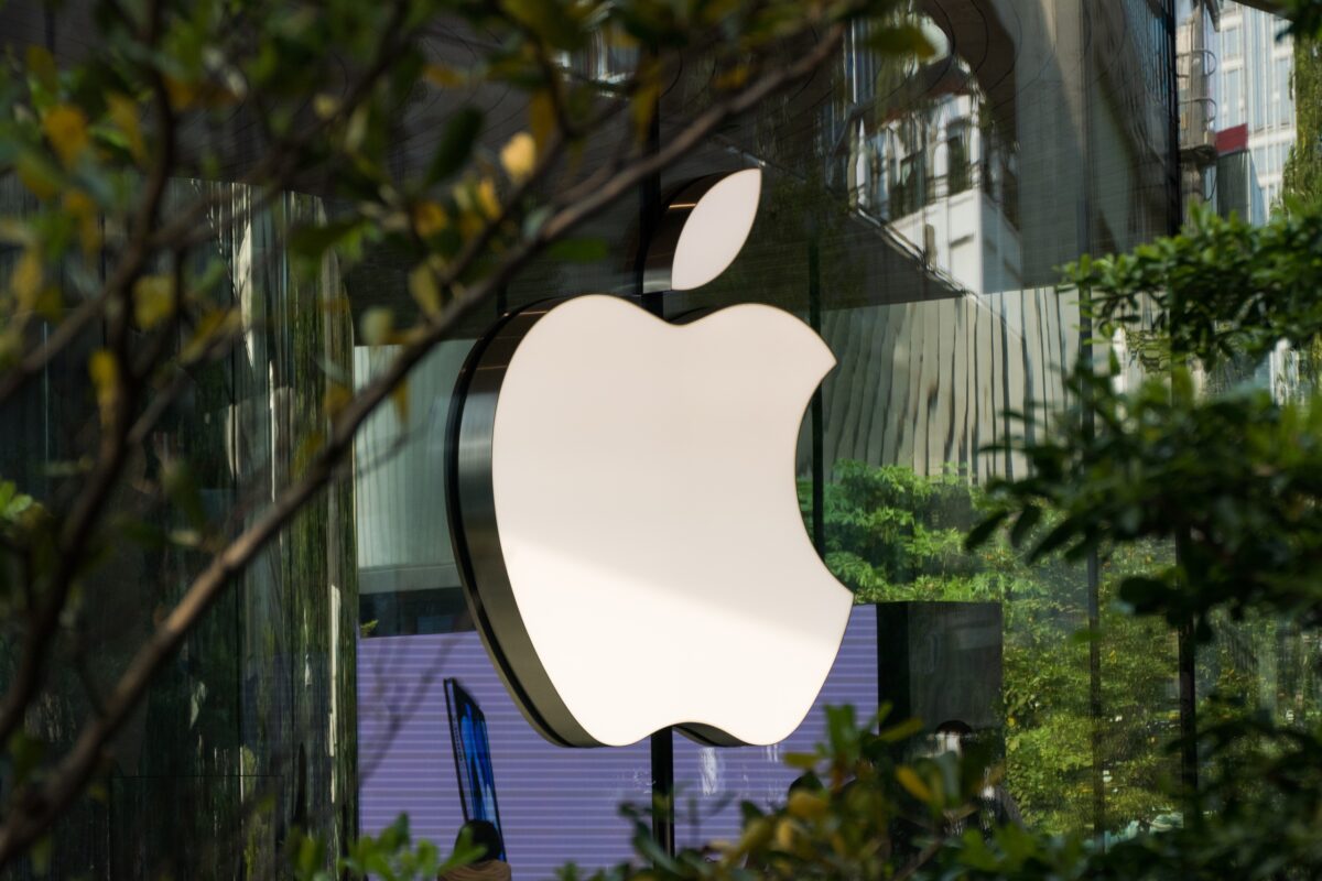 Apple recruta ex-executiva do Google para liderar marketing de IA
