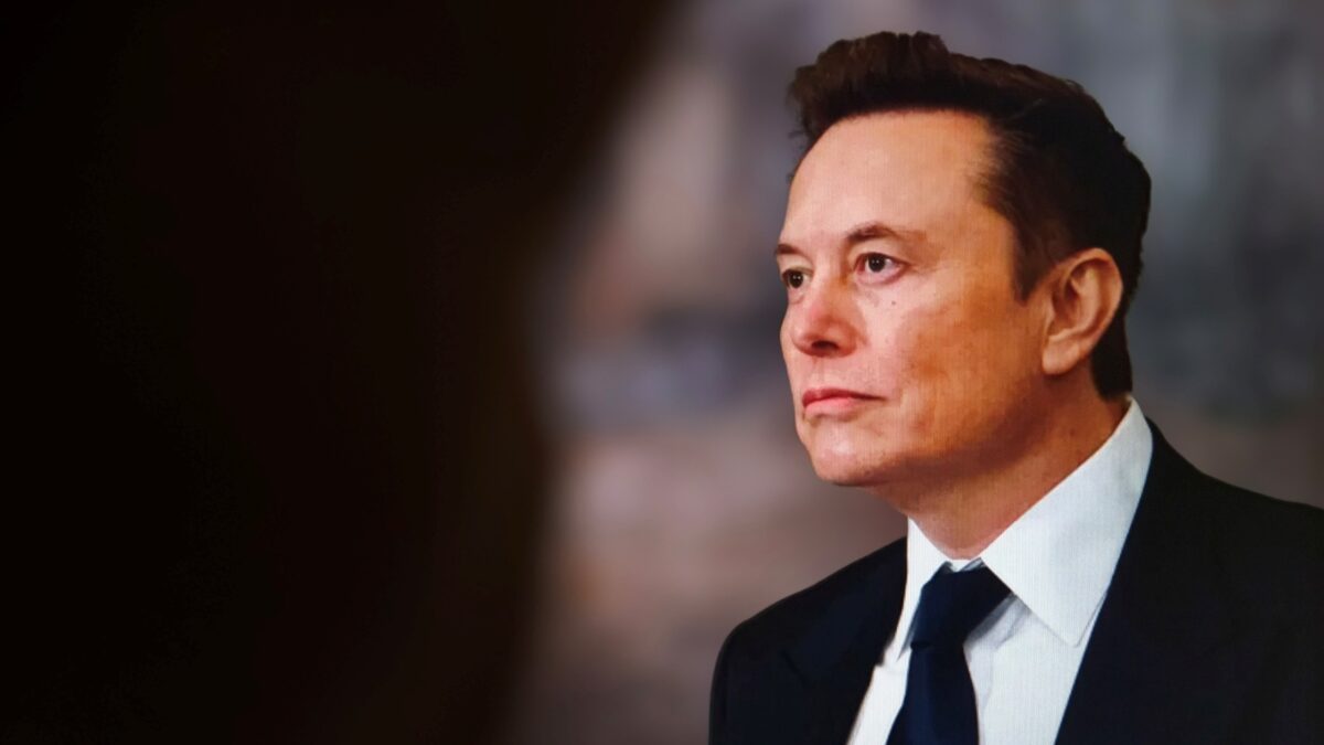 Elon Musk lidera movimento que quer colocar robôs humanoides em funções humanas