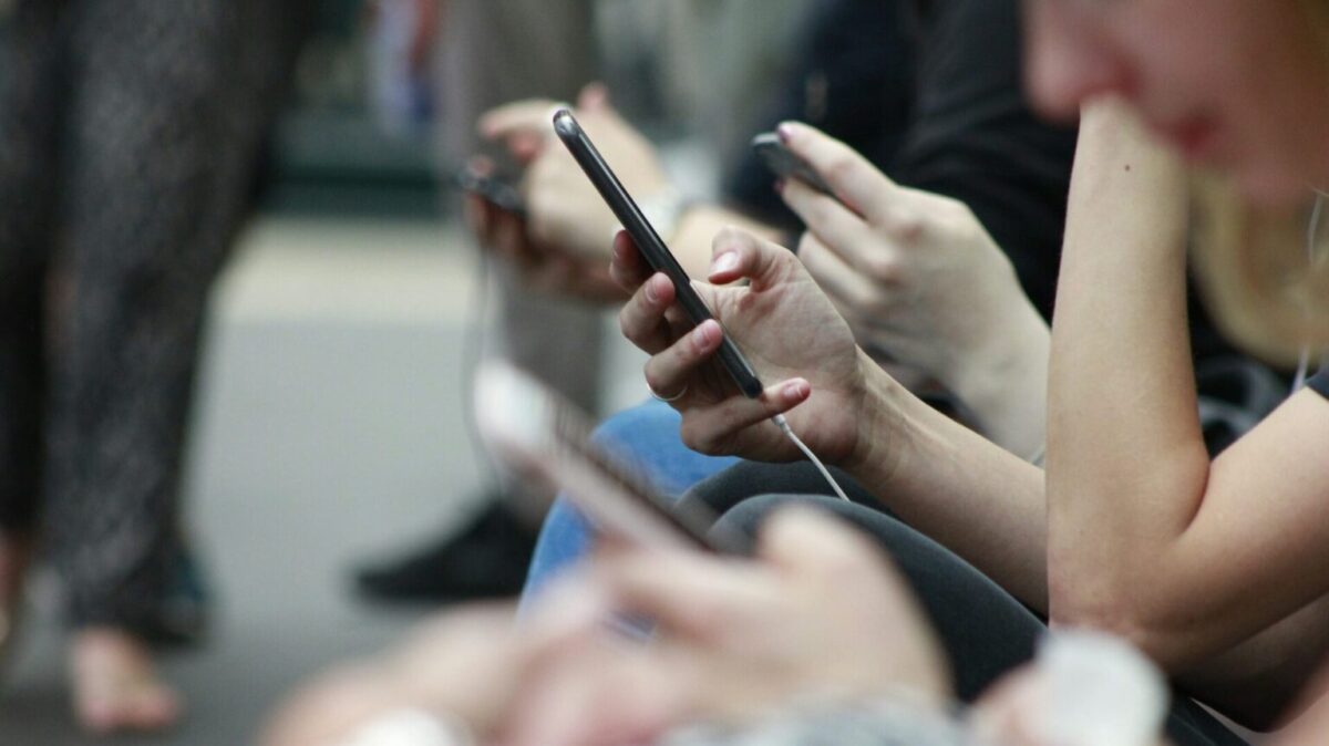 33% das pessoas já espiaram dados sensíveis no celular alheio