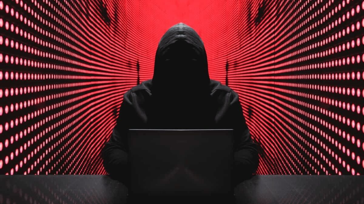 Após ataque à NPM, criminosos distribuem versão maliciosa do Bitwarden para roubar dados e credenciais