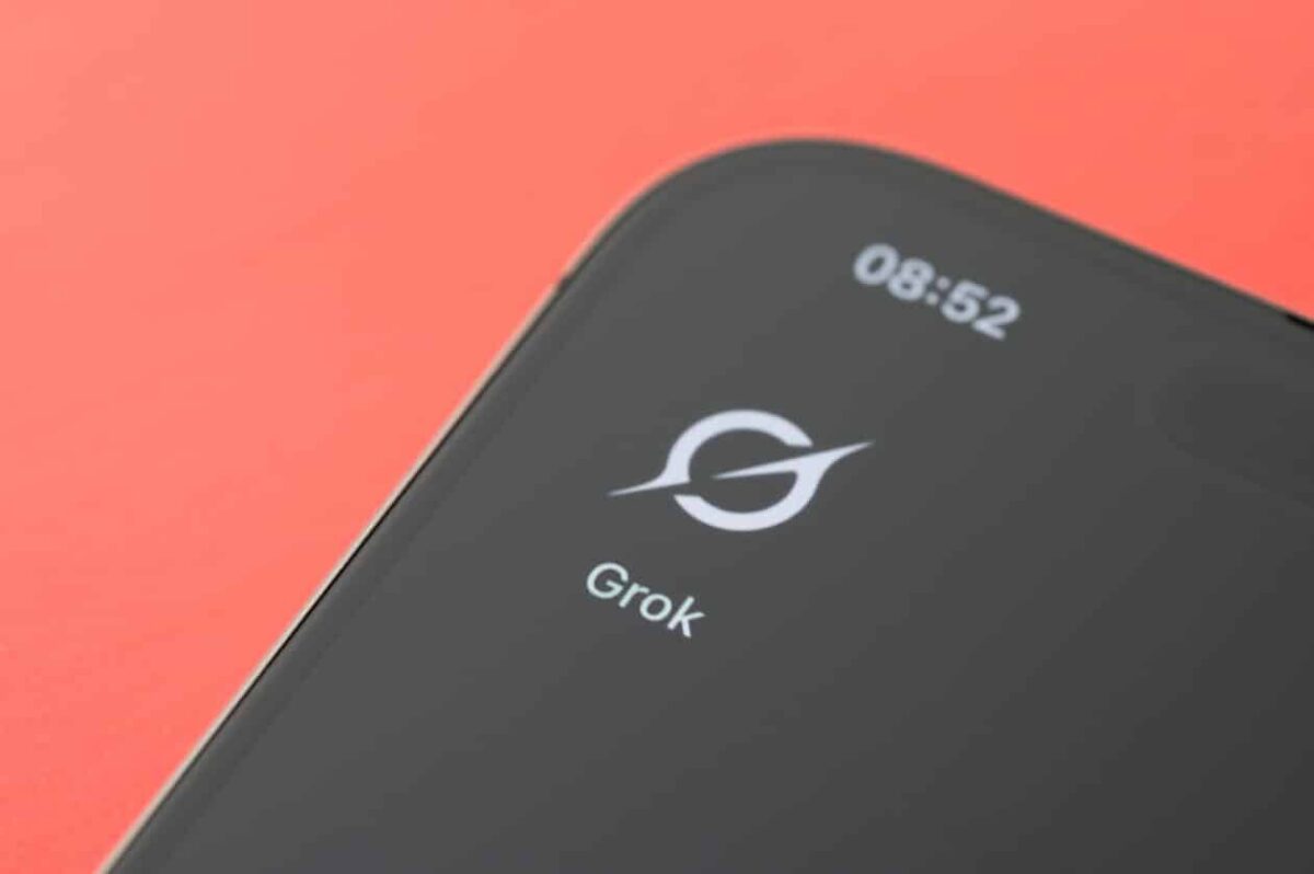 Apple ameaçou remover o Grok da App Store por conta de conteúdo sexual, revela carta