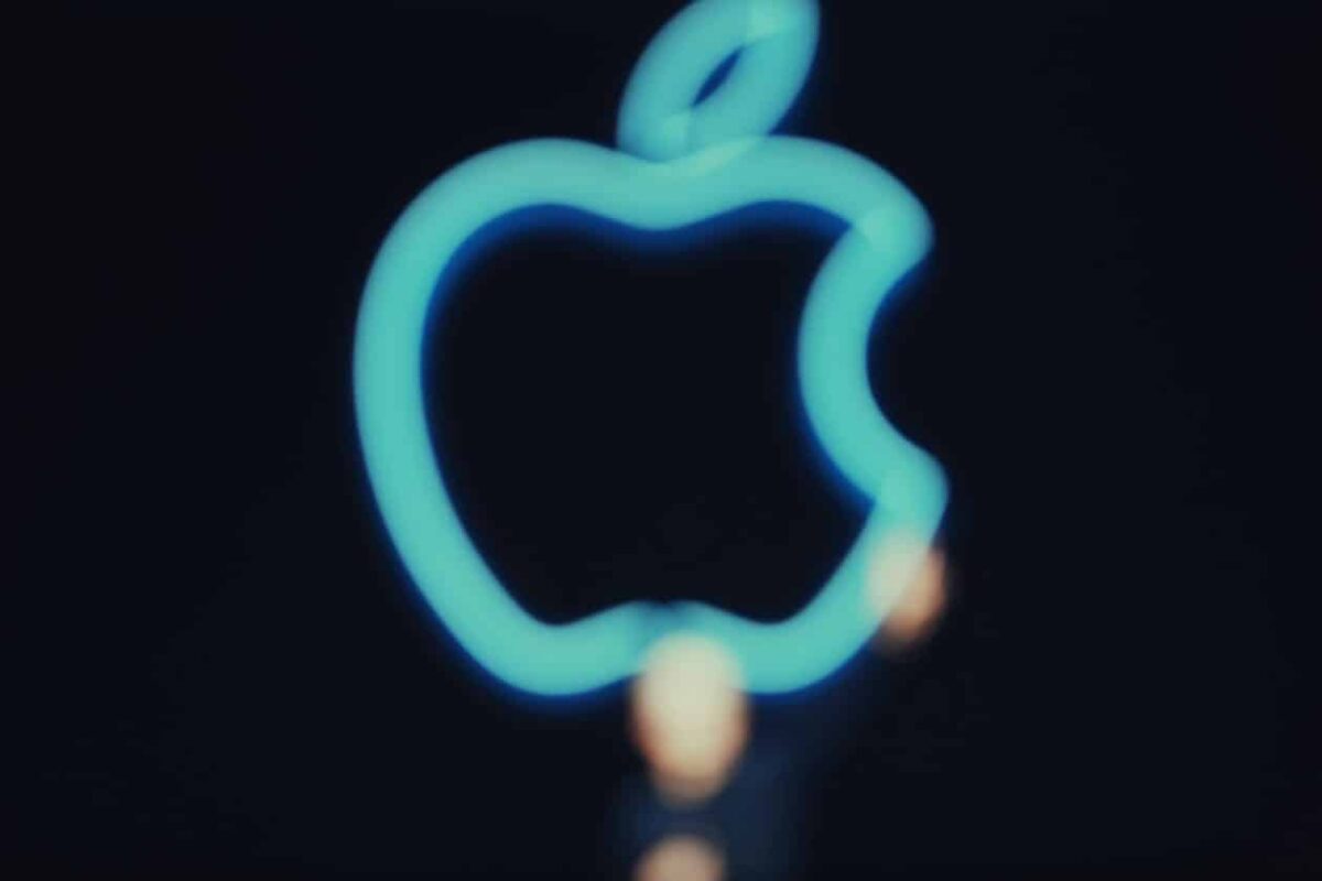Apple é acusada de treinar sua IA com vídeos de canais do YouTube