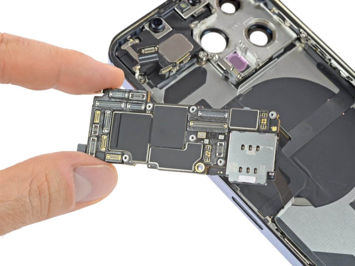 Apple tem a pior reparabilidade entre fabricantes de celulares e notebooks, diz pesquisa