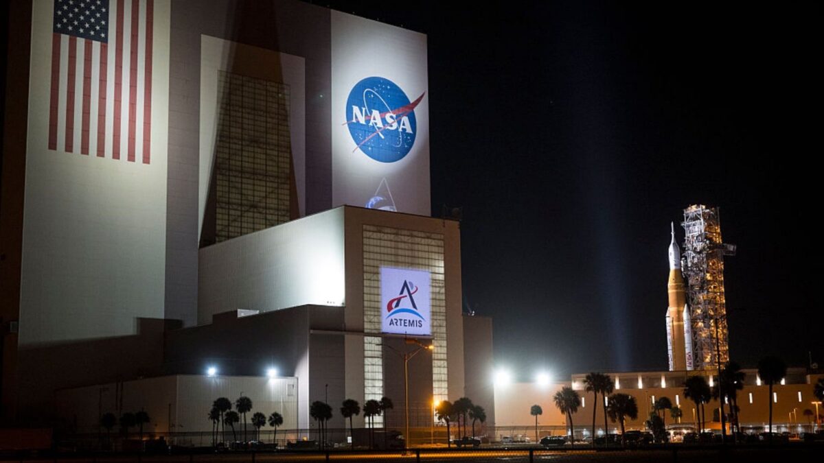 Astronauta da Artemis II enfrenta bug no Outlook a caminho da Lua