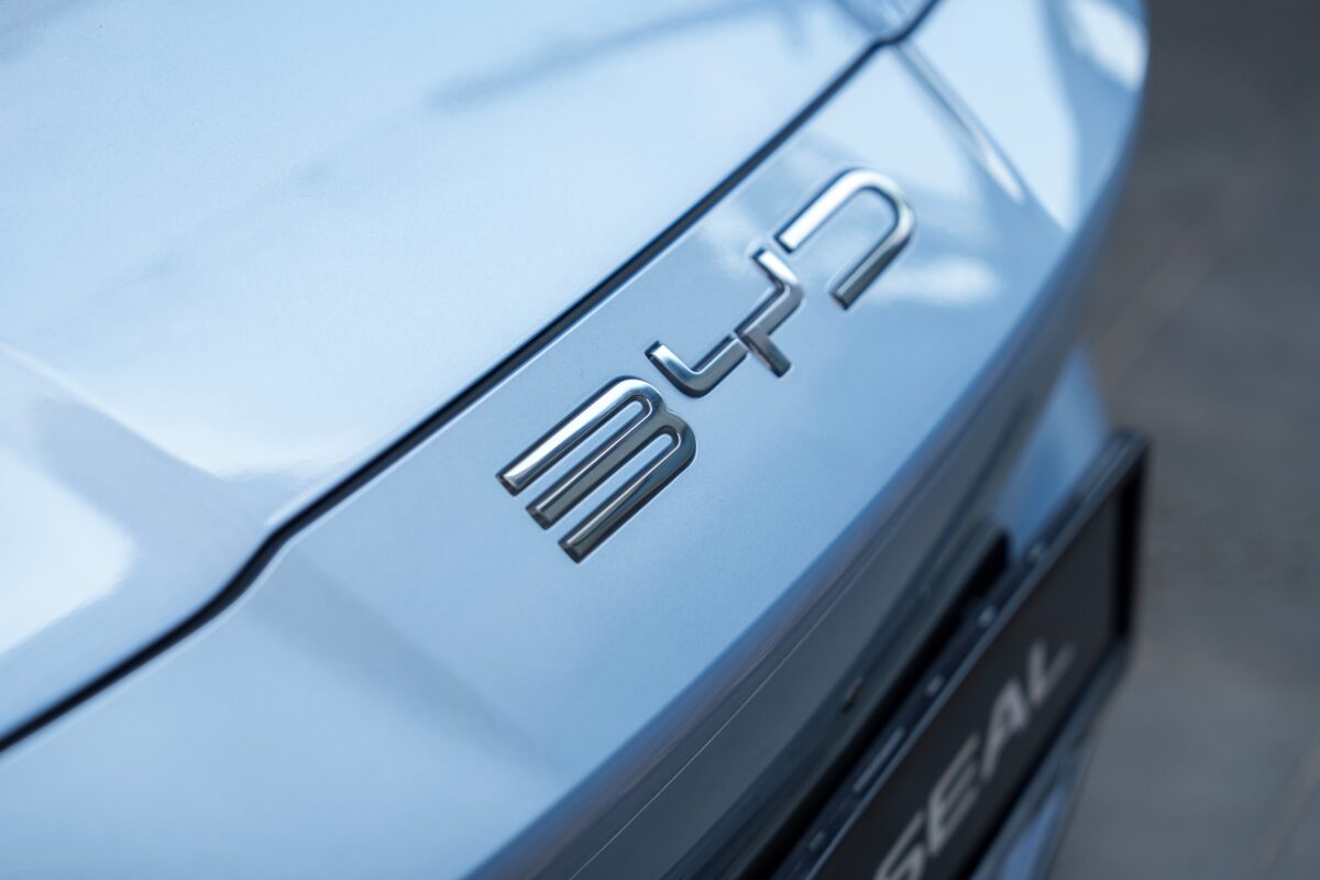 BYD anuncia mil carregadores ultrarrápidos para o Brasil com recarga em 9 minutos até 2027