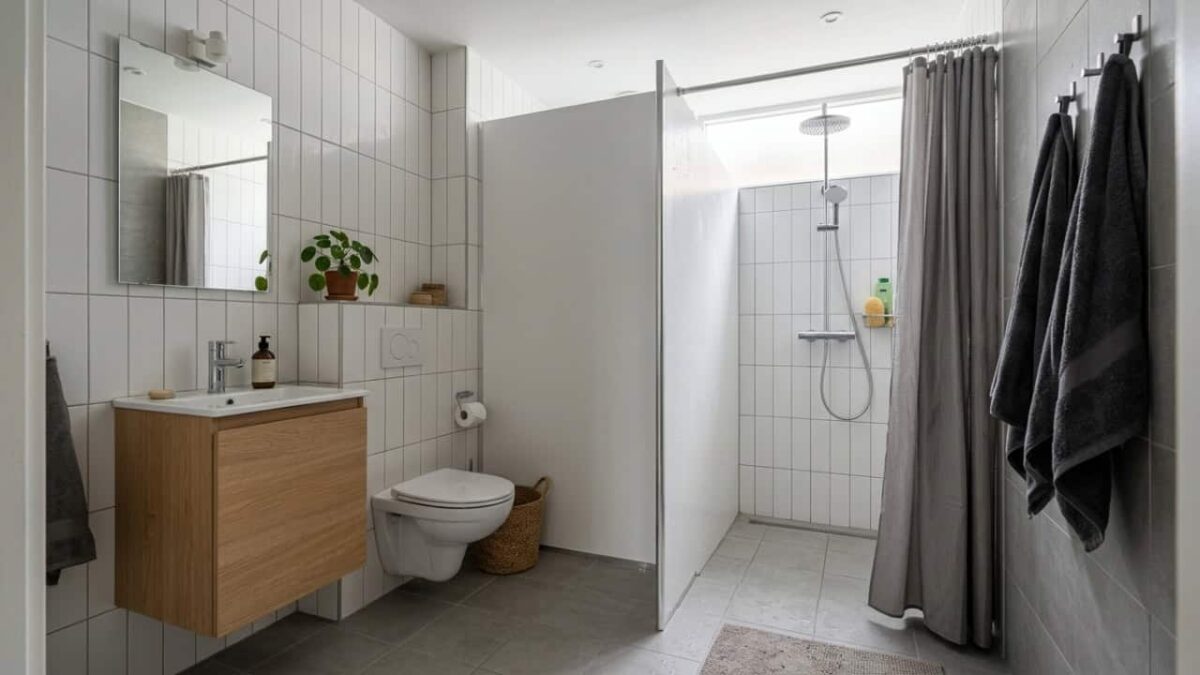 Box de banheiro barato pode ser feito com PVC, cortina ou divisória plástica