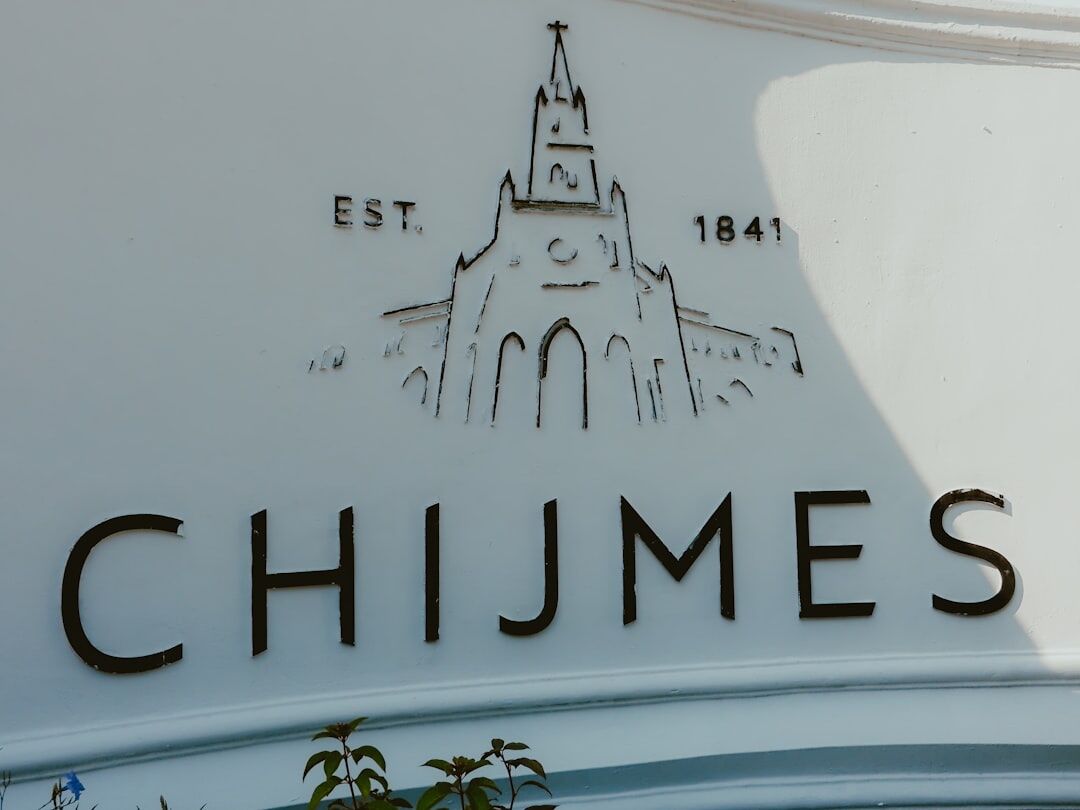 Chineses amam IA enquanto americanos atacam casa de Altman; o que explica?