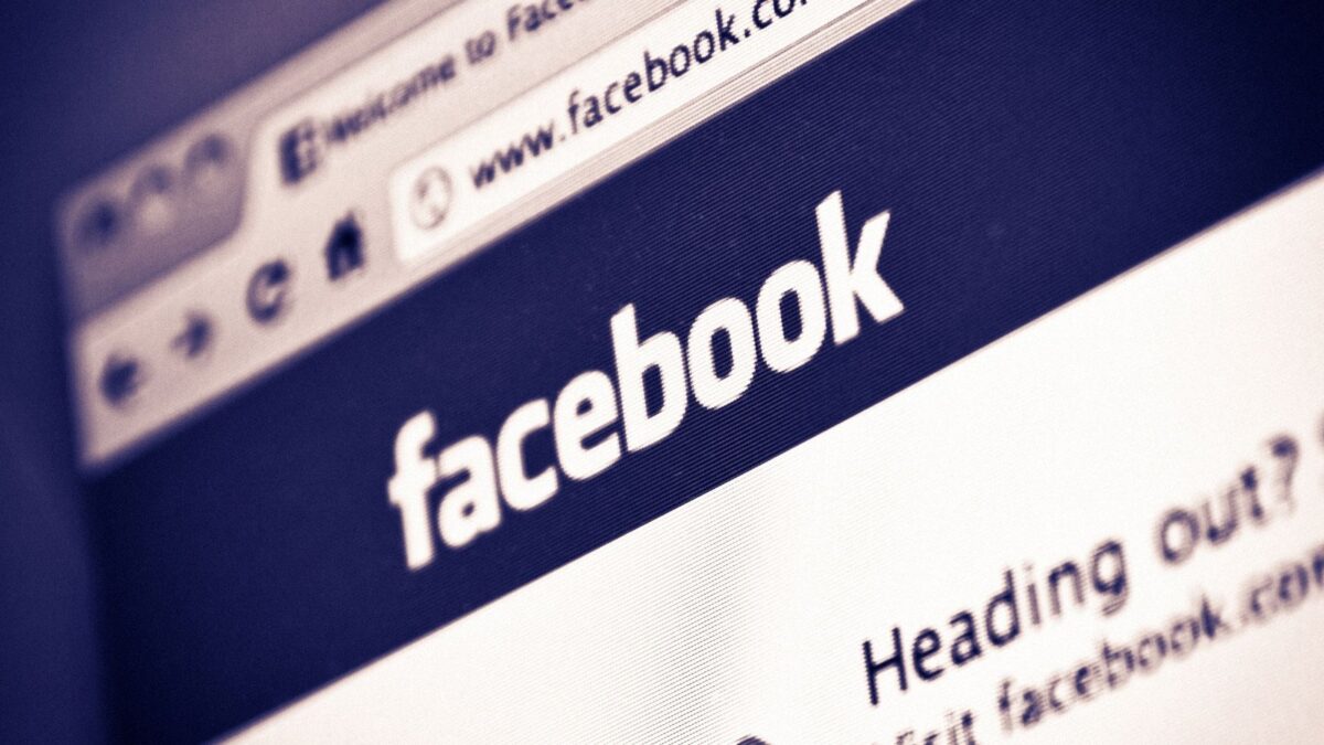 Criminosos usam Facebook para distribuir vírus disfarçado de leitor de PDF