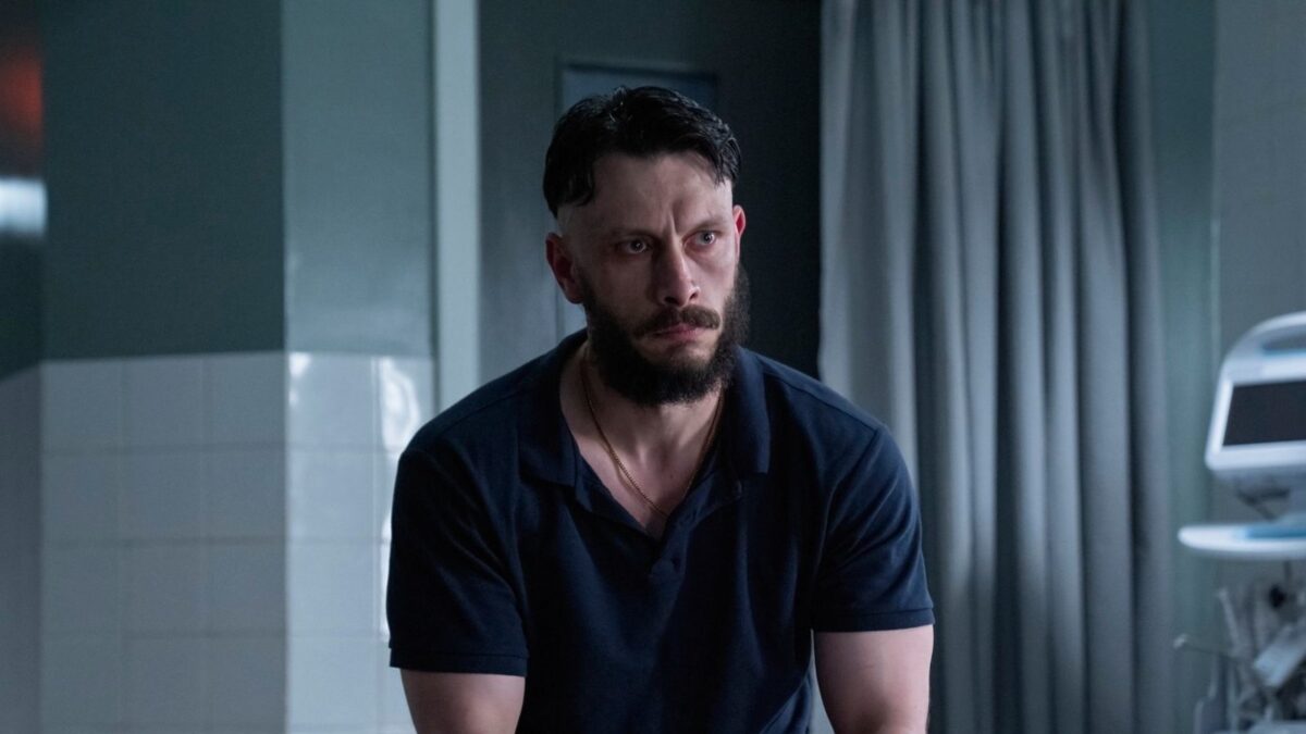 Crítica: Pela Metade marca retorno do criador de Bebê Rena em série brutal da HBO