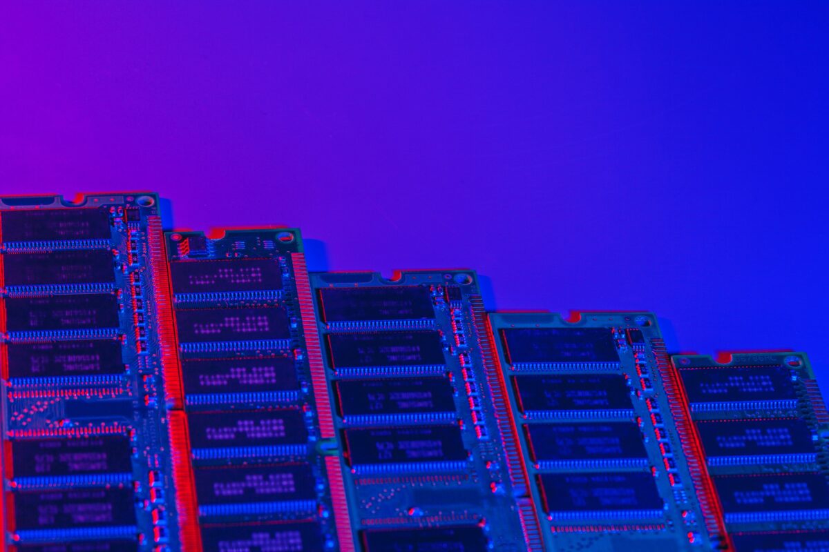 Escassez de memória RAM para IA eleva preços de SSDs no mercado global