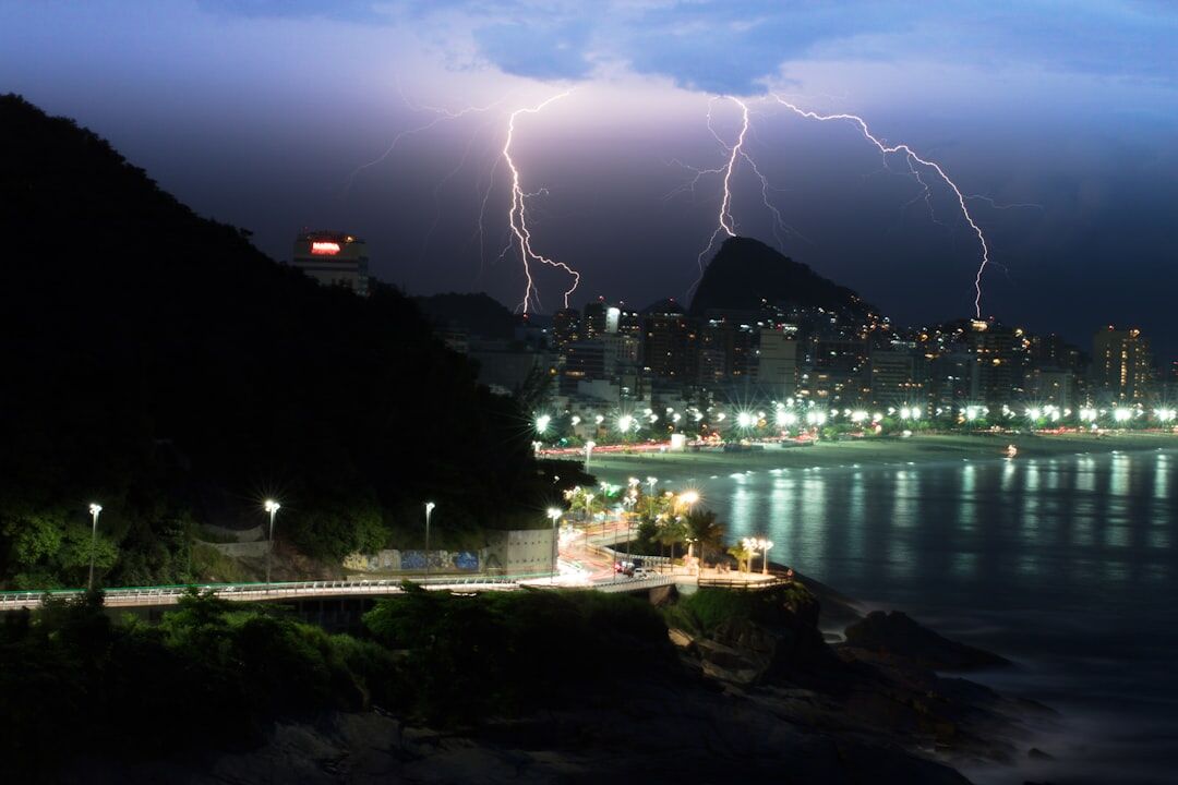 Fenômeno raro: o que são os flashes vermelhos fotografados no céu do RS?