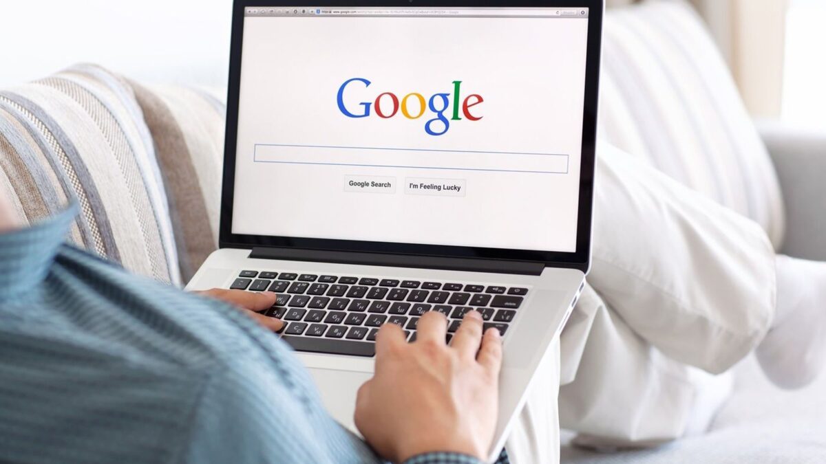 Google deve derrubar da busca sites de nudes falsos com IA, determina AGU