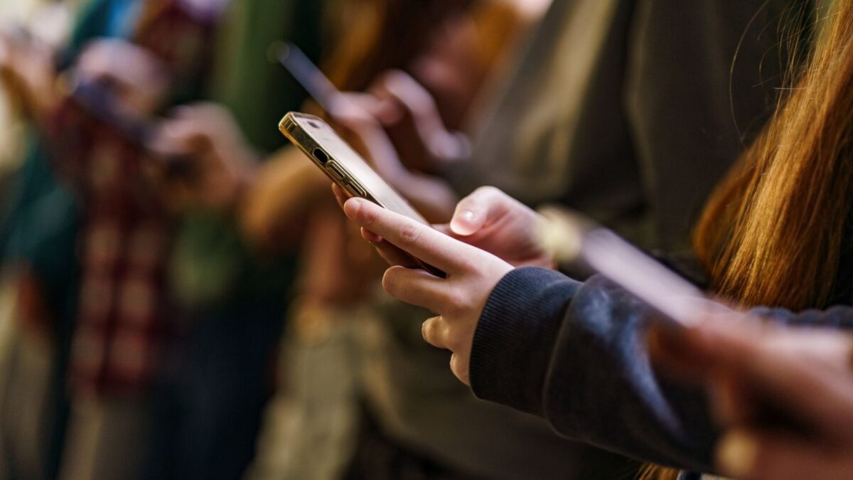 Mais um país europeu decide banir redes sociais para menores de 15 anos