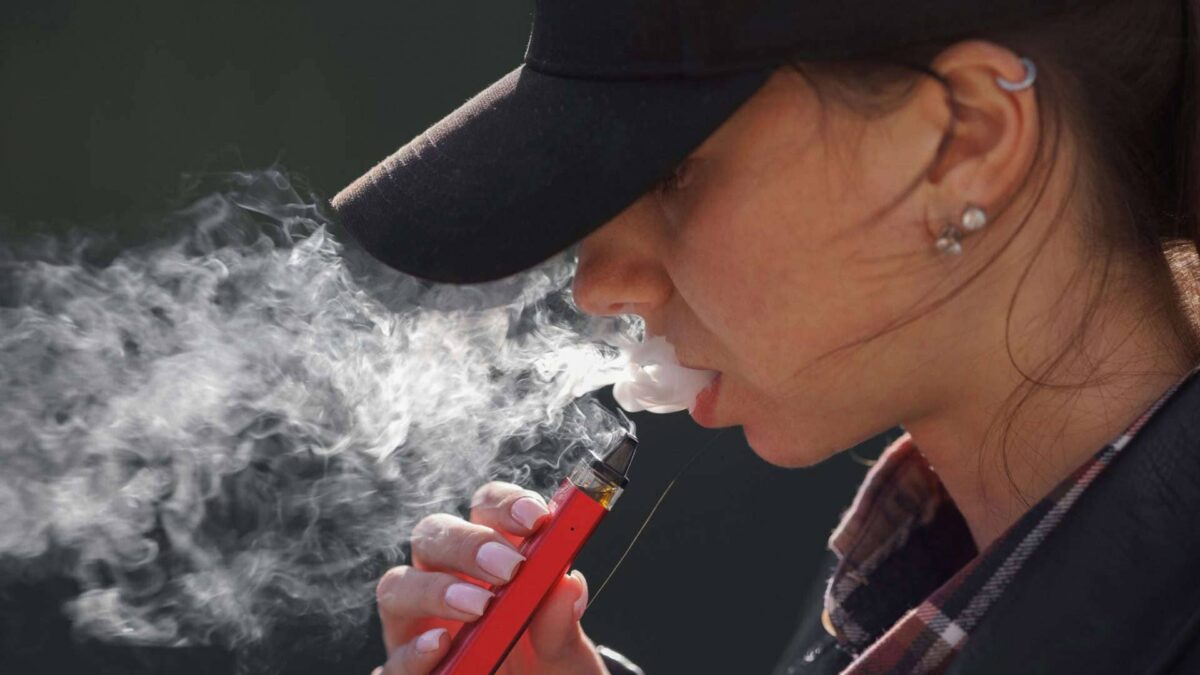 Reino Unido proibirá consumo de cigarro e vape para quem nasceu a partir de 1º de janeiro de 2009