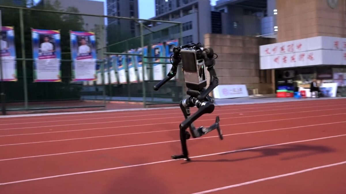 Robô chinês corre 100 metros quase na marca de Usain Bolt; assista