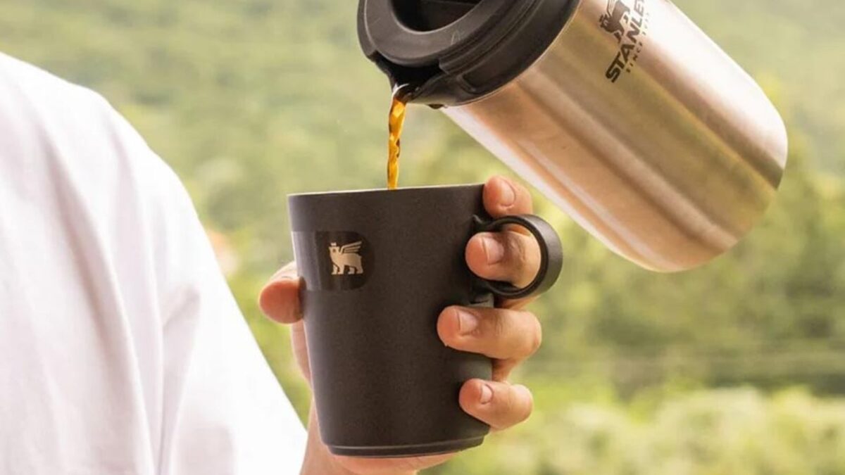 Semana do Café com cupons de desconto em canecas e garrafas Stanley; confira