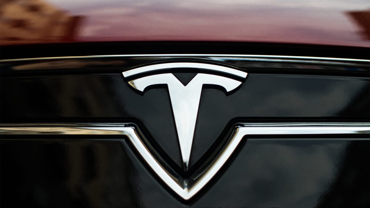 Tesla admite que robotáxis não são totalmente autônomos