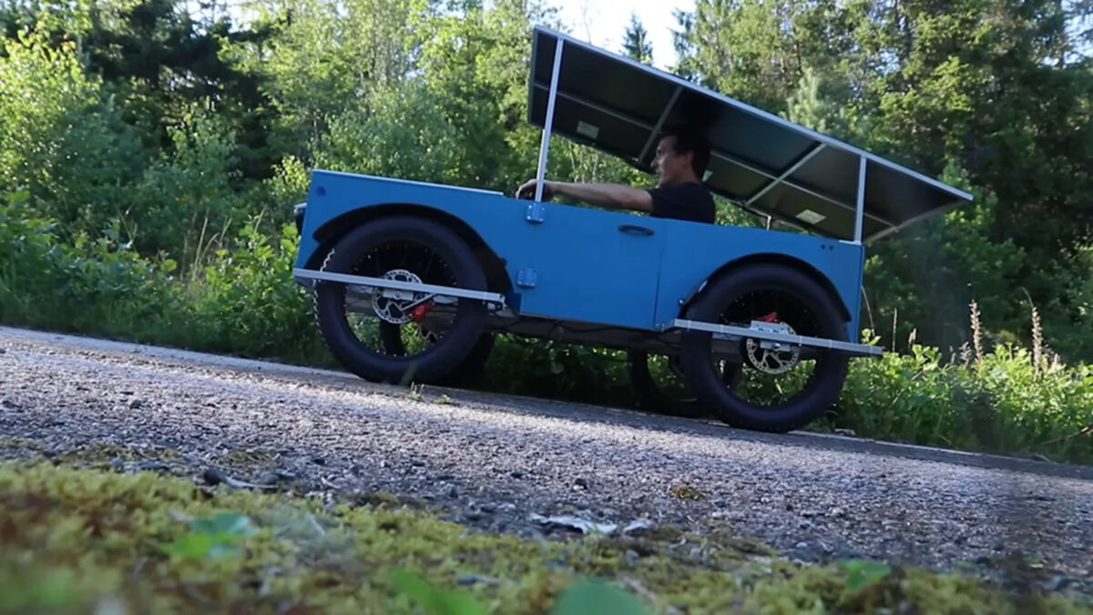 YouTuber transforma bicicletas elétricas em um carro solar para duas pessoas