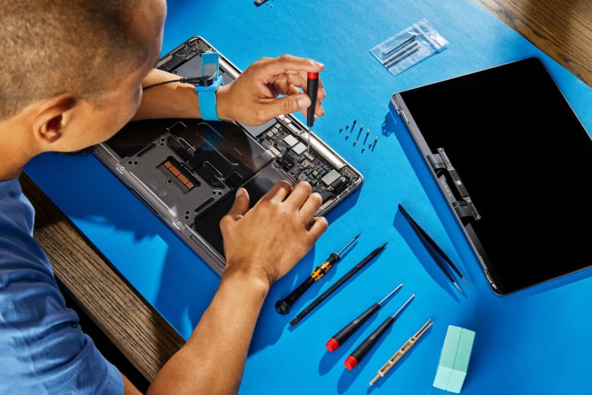Apple disponibiliza manuais e peças do iPhone 17e, MacBook Neo e outros lançamentos no Self Service Repair