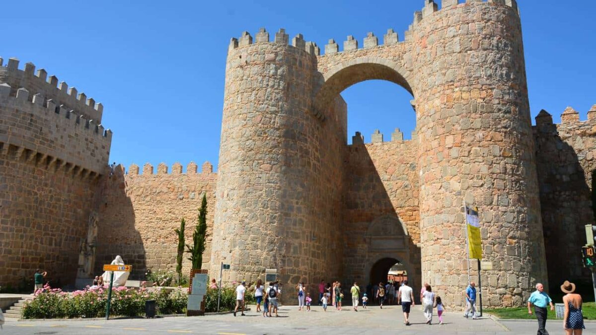 Essa cidade patrimônio da humanidade preserva muralha do século XV e paisagem impressionante