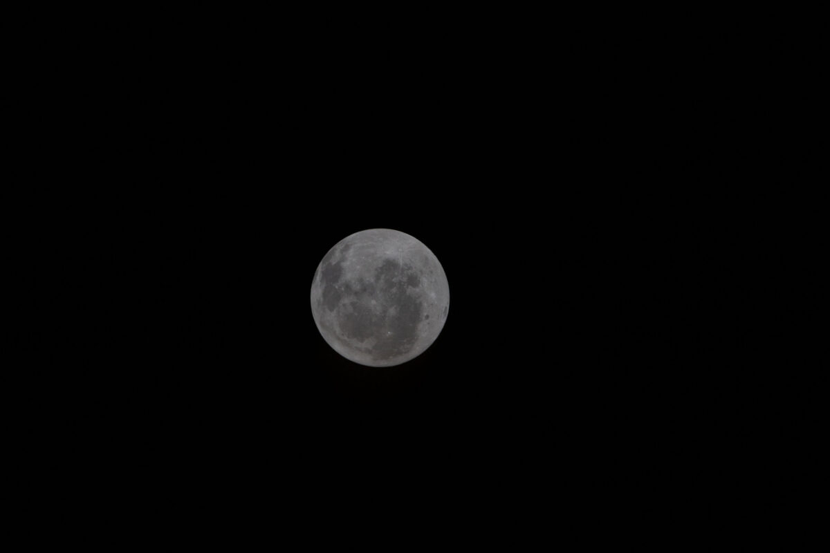 Por que não vemos estrelas ao redor da Lua nas fotos da Artemis 2?
