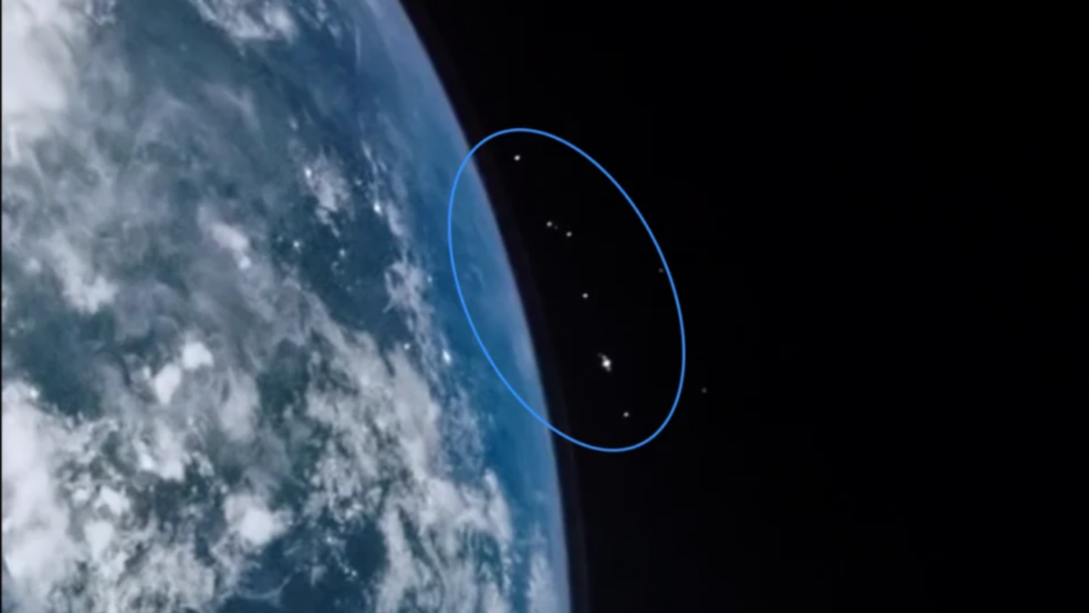 As imagens da missão Artemis II revelaram algo impressionante — e um pouco assustador: a órbita baixa da Terra está ficando perigosamente lotada