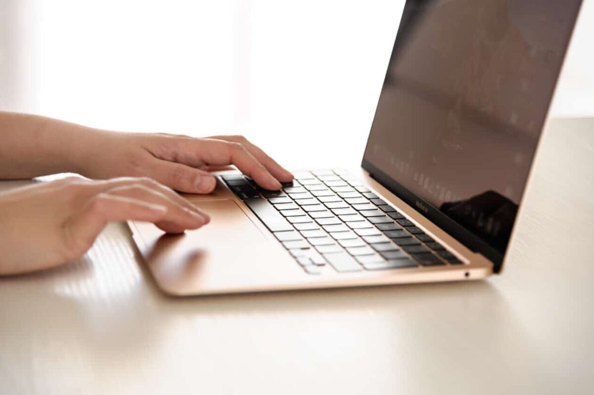 Como usar um gesto de rolagem para dar zoom na tela do Mac