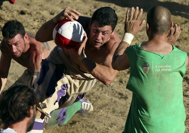 Conheça o jogo de futebol mais violento do mundo