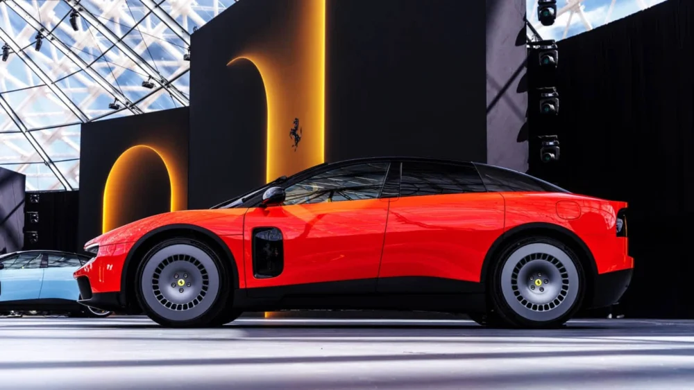 Ferrari Luce: primeiro elétrico da marca tem design de Jony Ive
