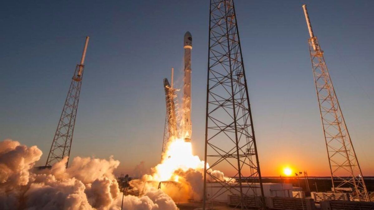 O boom espacial pode estar criando um novo problema climático invisível: a fuligem liberada por foguetes é até 540 vezes mais agressiva para o planeta do que a poluição emitida na superfície