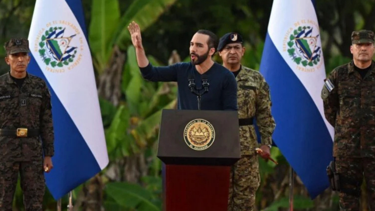 O presidente que transformou El Salvador em símbolo global do Bitcoin agora enfrenta acusações de congelar contas de um jornal crítico ao governo