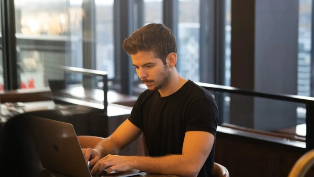 Pesquisa revela crescimento do acesso a conteúdo pornô em dispositivos de trabalho