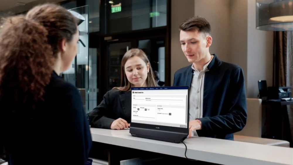 Philips lança curioso monitor de duas telas para uso profissional