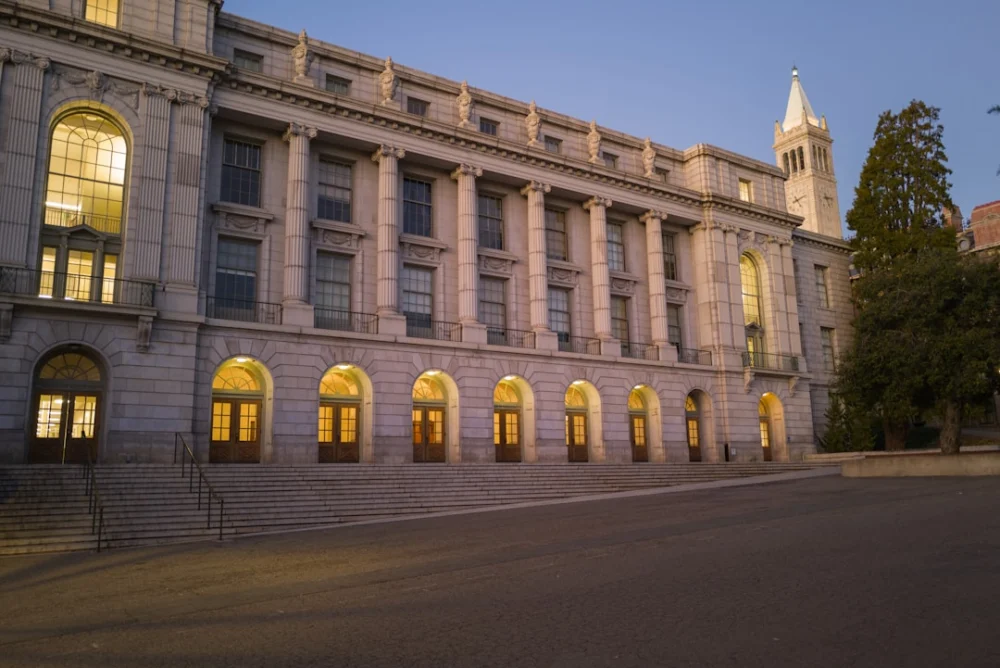 Repressão à IA em escola de direito de Berkeley destaca preocupação com chatbots
