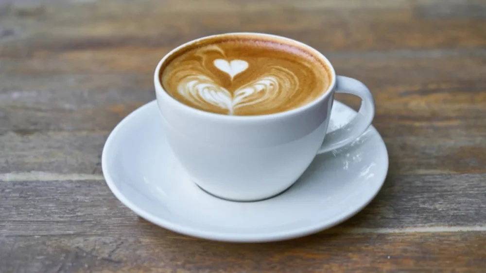Você acha que a cafeína não afeta seu sono? Um novo estudo sugere que seu cérebro pode discordar completamente
