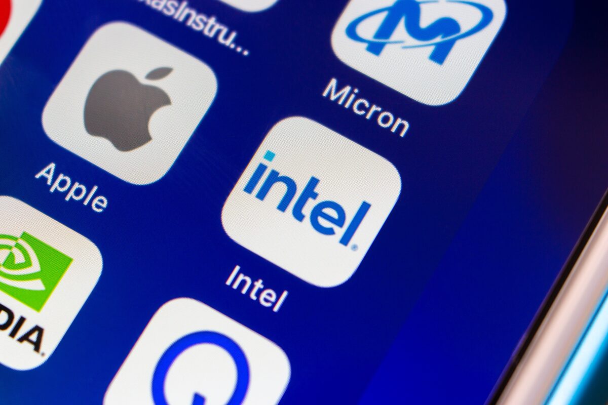 Apple e Intel fecham acordo preliminar para fabricação de chips; Trump “apadrinha”