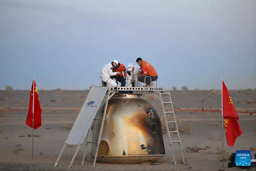 Astronautas da China voltam à Terra após missão espacial recorde