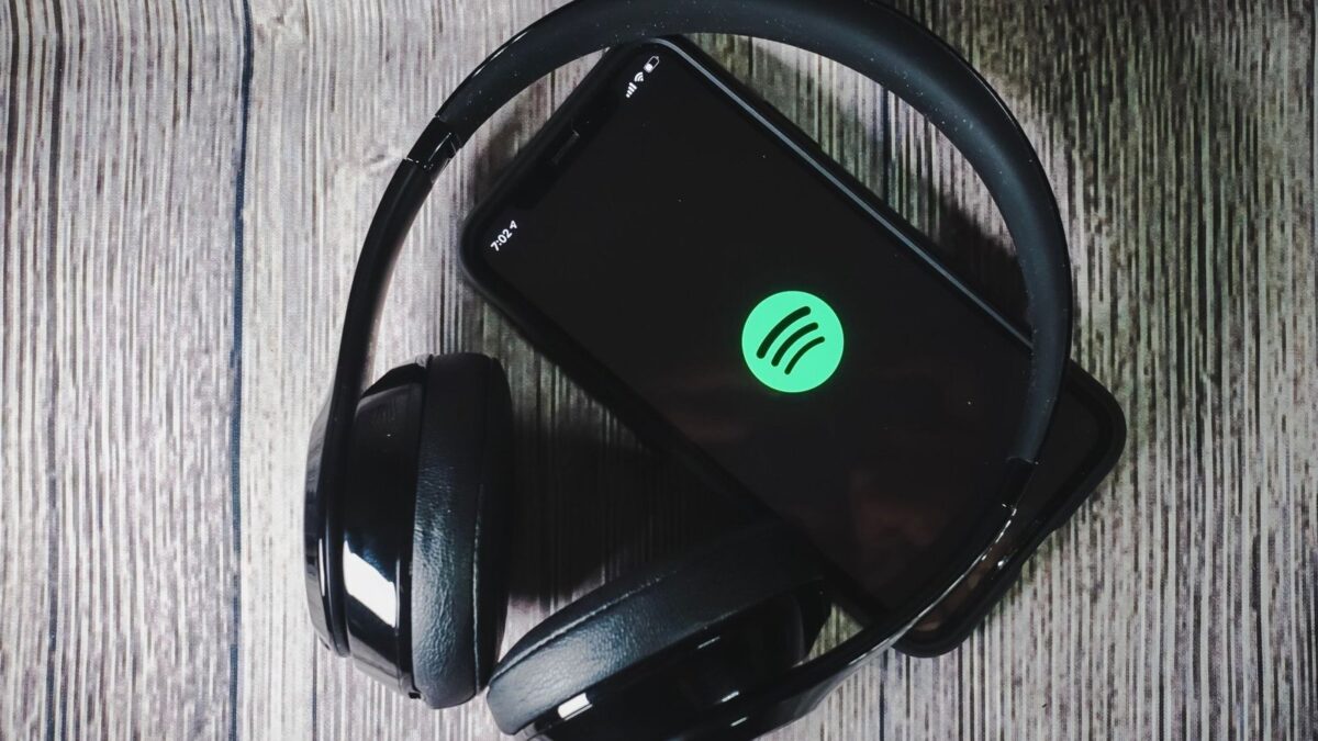 Spotify anuncia podcasts com IA, novo app Studio e repasse de royalties