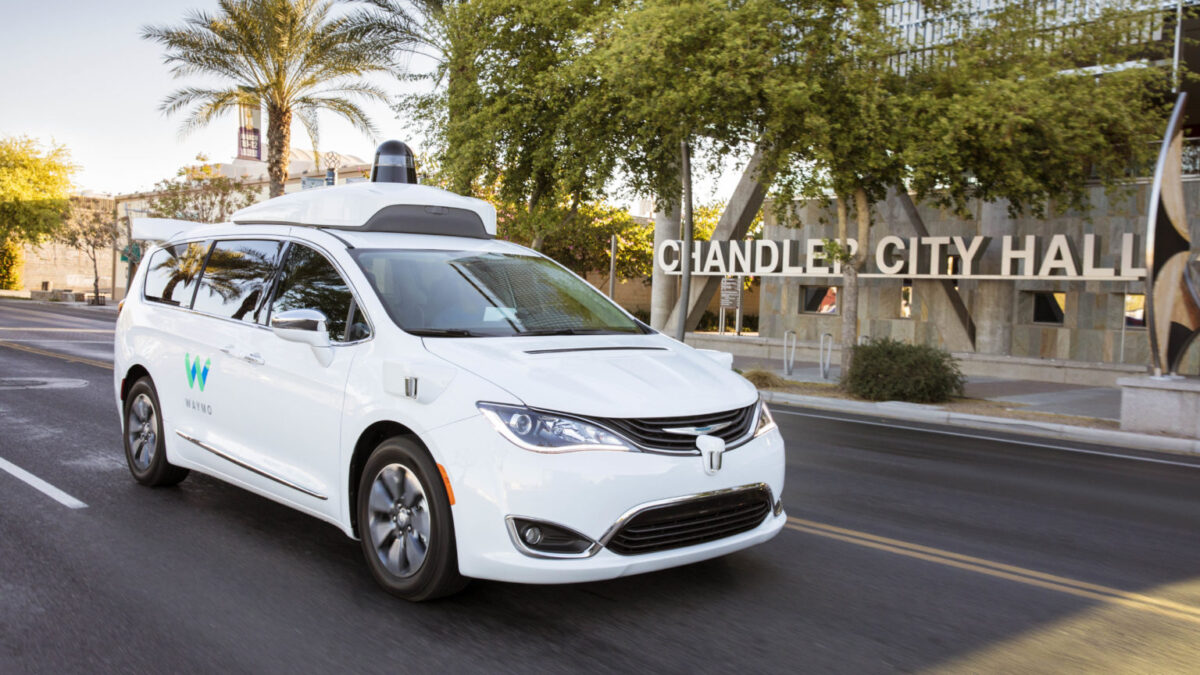 Waymo admite que seus carros autônomos não sabem o que fazer em enchentes