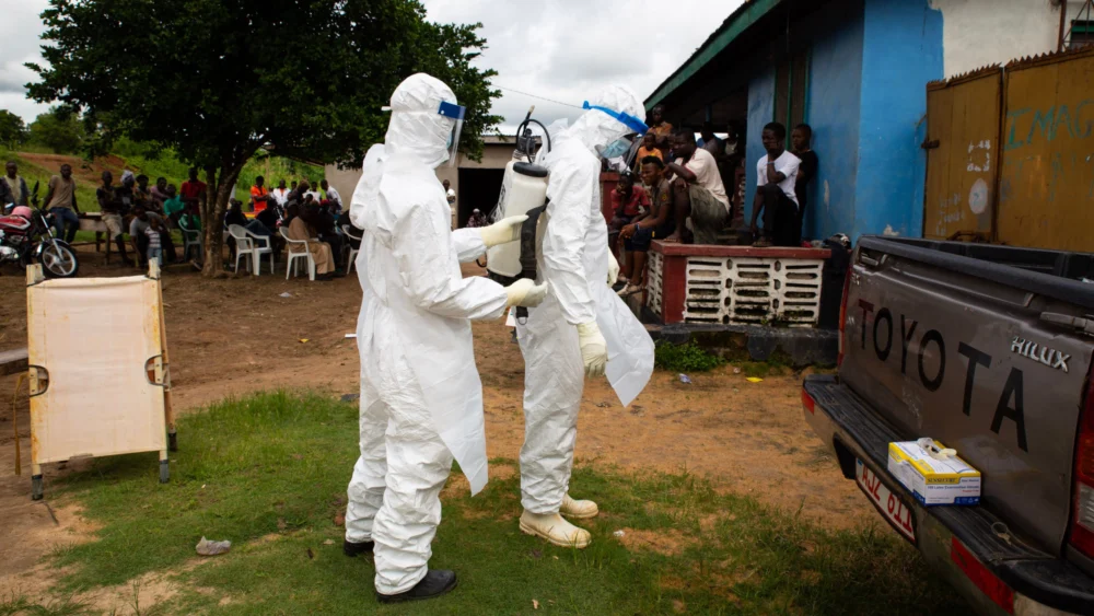 A corrida contra o tempo para combater a nova cepa do vírus Ebola